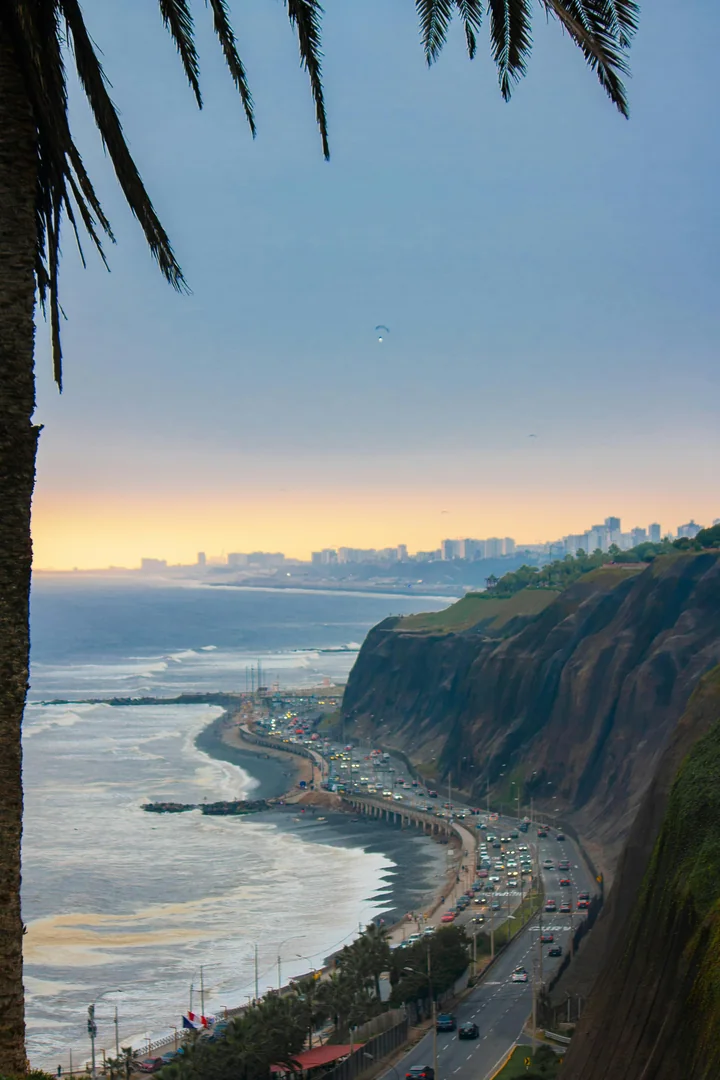 Vista de la Costa Verde de Lima, Perú